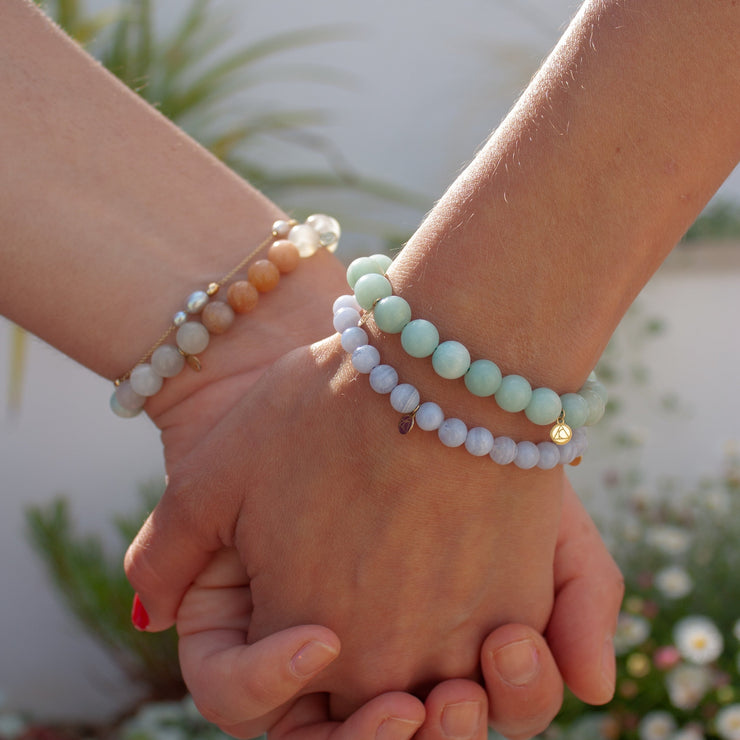 Cinta - 18ct gold, Blue lace agate bead bracelet