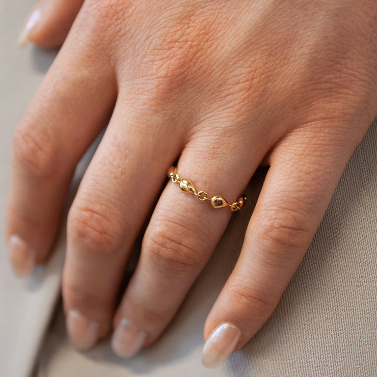 NUDE SHIMMER - 18ct gold, medium pear chain ring