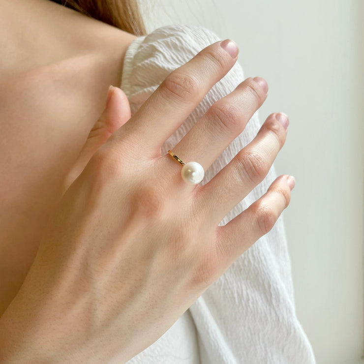 Poppy Finch 14ct yellow gold large pearl hammered ring