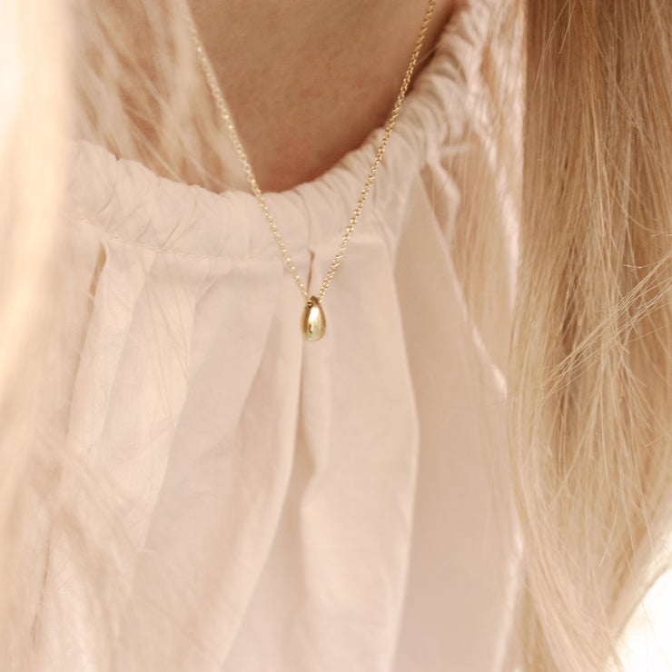 NUDE SHIMMER - 18ct gold, single pear drop necklace