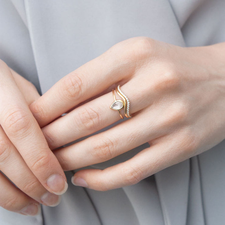 The Alkemistry 18ct yellow gold plain wave ring